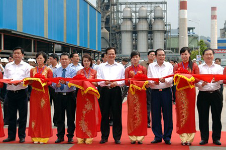 Thủ tướng Nguyễn Tấn Dũng và đại diện lãnh đạo các bộ, ngành cắt băng khánh thành Nhà máy gang thép Lào Cai.